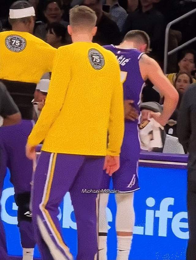 东契奇退赛怒踢广告牌,湖人险胜76人:里夫斯居然带的动詹姆斯