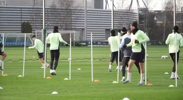 曼城备战加拉塔萨雷，尼科·冈萨雷斯参加了曼城的公开训练